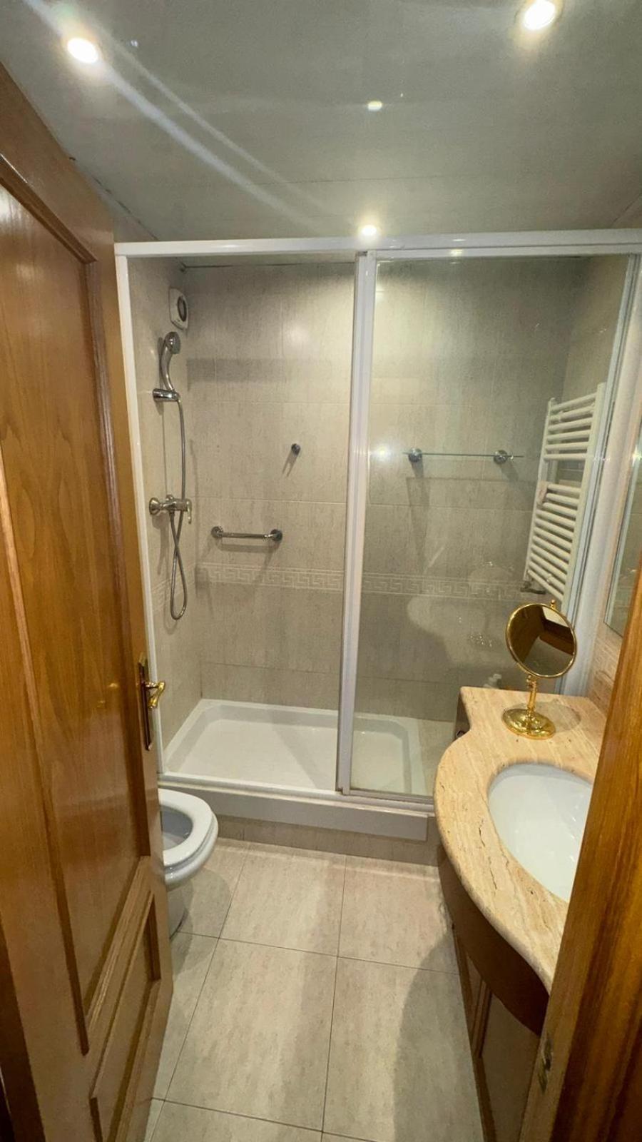 Bruc 3 Hostel Barcelona Bagian luar foto
